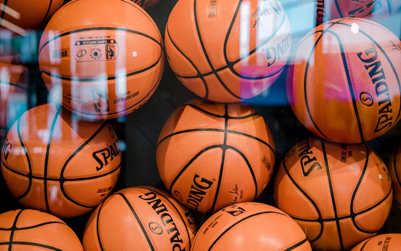 足球运动员梅西在训练中展示精湛球技 - 黑白体育新闻配图