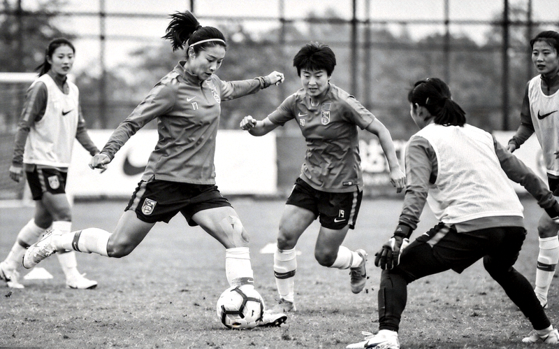 中国女足队员在训练中积极备战国际比赛 - 黑白体育新闻配图